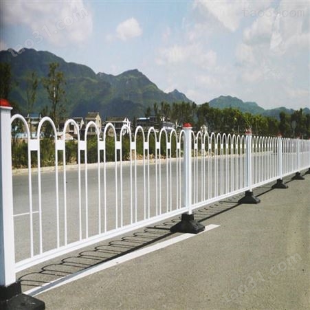 道路护栏隔离栏公路马路城市市政隔离移动围栏锌钢交通设施防护栏
